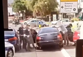 POLICIJSKA AKCIJA Zaustavili crni "audi", pa izvukli dva muškarca usred dana (VIDEO)