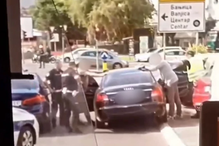 POLICIJSKA AKCIJA Zaustavili crni "audi", pa izvukli dva muškarca usred dana (VIDEO)