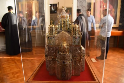 “Crkva je uvijek bila temelj našeg identiteta” Patrijarh srpski Porfirije otvorio izložbu u Sremskim Karlovcima (FOTO)