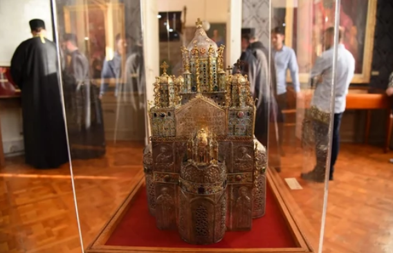 “Crkva je uvijek bila temelj našeg identiteta” Patrijarh srpski Porfirije otvorio izložbu u Sremskim Karlovcima (FOTO)