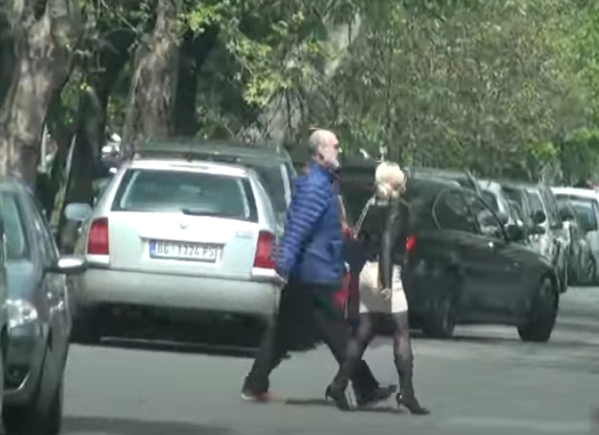 Prvo piće, pa onda i vožnja: Jovana Jeremić uhvaćena sa starijim muškarcem (VIDEO)