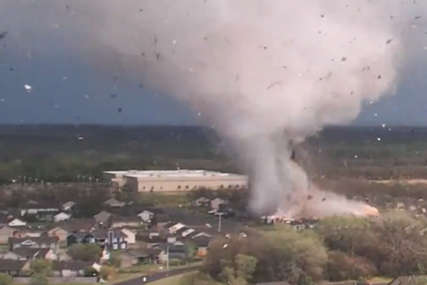 PRIZORI APOKALIPSE Kuće i automobili lete kao perje pod udarom tornado (VIDEO)