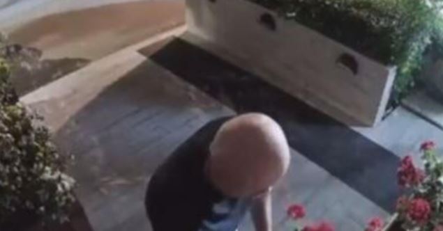 BEZ STIDA I SRAMA Kamera snimila komšiju u krađi, a onim što je uradio izazvao je bijes na internetu (VIDEO)