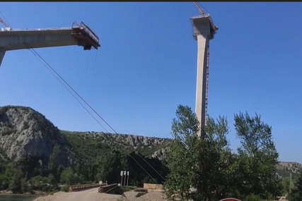 RADOVI U JEKU Najveći most na Koridoru 5C kod Počitelja pred konačnim povezivanjem gigantskih stubova (VIDEO)