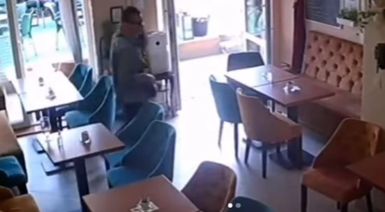Ukrao novčanik sa šanka: Muškarac sačekao da konobarica izađe, pa odnio pazar (VIDEO)