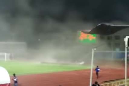 Krov zgrade se srušio na fudbalski stadion: Opasan incident na utakmici šampionata Kazahstana (VIDEO)