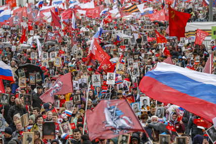 PUTIN U "BESMRTNOM PUKU" Više od milion ljudi maršira u Moskvi (FOTO)