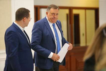"Ne skidamo nogu s gasa" Dodik u društvu najbližih saradnika poručio da nastavljaju borbu za Srpsku (FOTO)