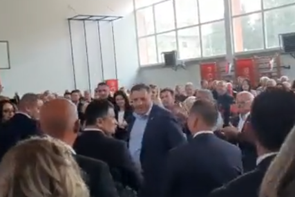 “Protiv opoziva načelnice” Dodik na tribini SNSD u Drvaru podržao Dušicu Runić (FOTO)