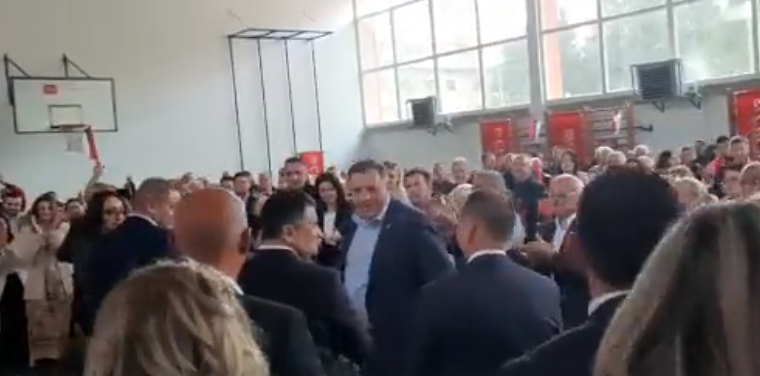 “Protiv opoziva načelnice” Dodik na tribini SNSD u Drvaru podržao Dušicu Runić (FOTO)