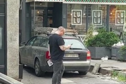 Potresne scene ispred Ristovićeve zgrade: Bivši momak popularne pjevačice došao sa smrtovnicom u ruci (FOTO)