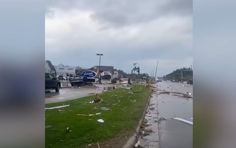 APOKALIPTIČNI PRIZORI IZ SAD Razorni tornado je nosio sve pred sobom (VIDEO)