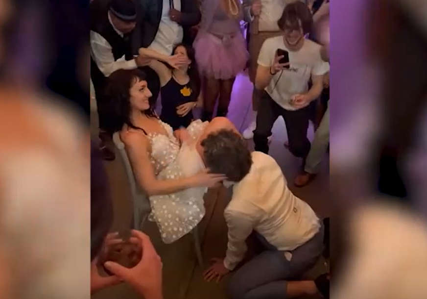 "Da li je moguće da ovo rade pred rodbinom?" Mrežama kruži SRAMOTNI SNIMAK prvog plesa mladenaca (VIDEO)