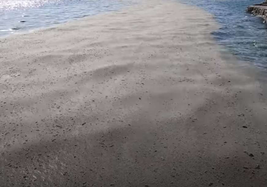 Neobični prizor uznemirio mještane: More poptuno promijenilo boju (VIDEO)