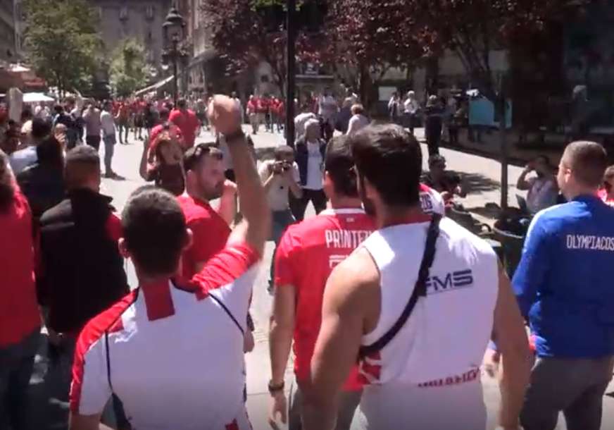 Navijači "okupirali" Beograd: Odlična atmosfera vlada ulicama grada uoči završnice Evrolige u košarci (VIDEO,FOTO)
