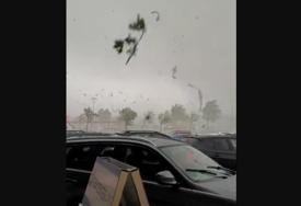 "Trenutno je haos" Veliko nevrijeme u Njemačkoj, ima povrijeđenih, tornado nosio krovove i obarao drveća (VIDEO)