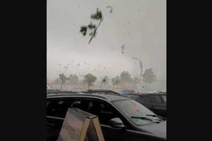 "Trenutno je haos" Veliko nevrijeme u Njemačkoj, ima povrijeđenih, tornado nosio krovove i obarao drveća (VIDEO)