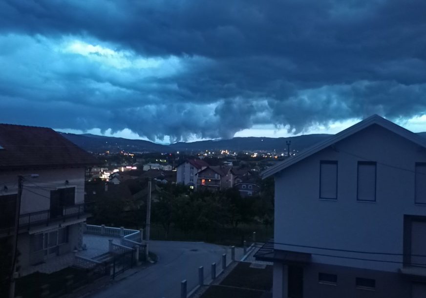 "BOŽE POMOZI" Јako nevrijeme pogodilo Novi Grad, zastrašujući oblaci nad Banjalukom (VIDEO, FOTO)
