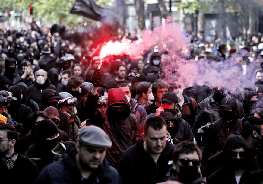 ANARHISTI PLJAČKALI, POLICIJA HAPSILA Prvomajski protesti razaraju Pariz, hiljade ljudi na ulicama