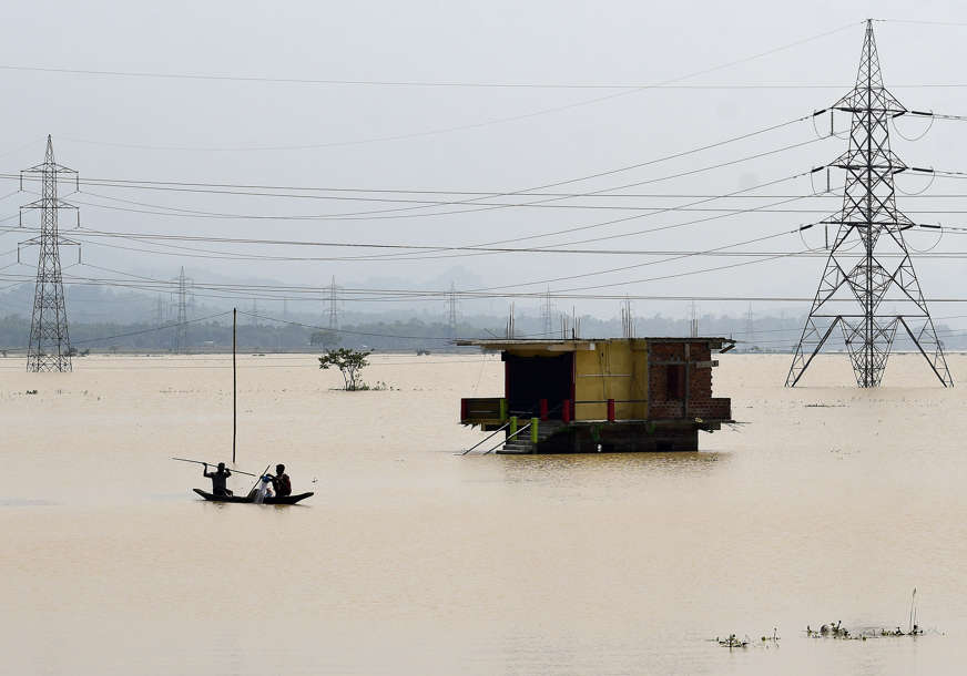 VODENA STIHIJA ODNIJELA ŽIVOTE U strašnim poplavama poginulo najmanje 25 ljudi, više od pola miliona raseljeno (VIDEO)