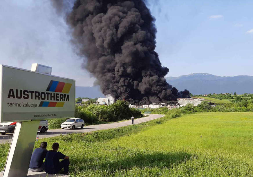 DRAMA KOD BIHAĆA Veliki požar u fabrici stiropora, crni oblak dima se nadvio nad gradom (VIDEO, FOTO)