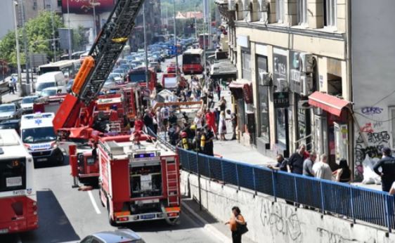 Dramatičan trenutak spašavanja u centru Beograda: Žena sjedila na klimi na četvrtom spratu i čekala vatrogasce (FOTO)