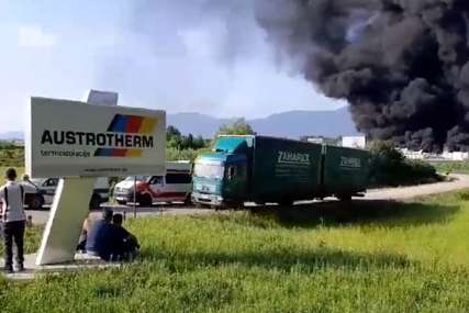 Građani evakuisani: Radnici gledaju kako plamen guta fabriku u kojoj su ZARAĐIVALI SVOJ HLJEB (VIDEO)