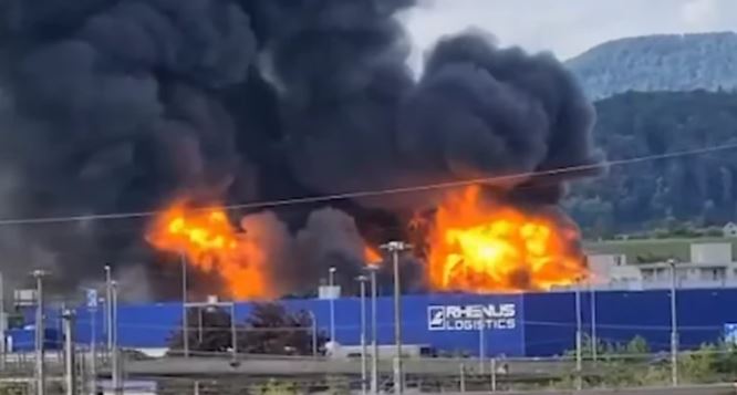 Buknuo požar u industrijskoj zgradi u Švajcarskoj: Oblak dima vidi se sa udaljenosti od nekoliko kilometara (VIDEO)