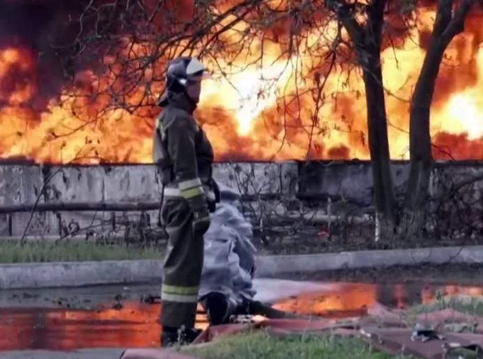 Požar u skladištu nafte u Donjecku: Lokalni zvaničnici tvrde da su ga pogodili Ukrajinci (VIDEO)