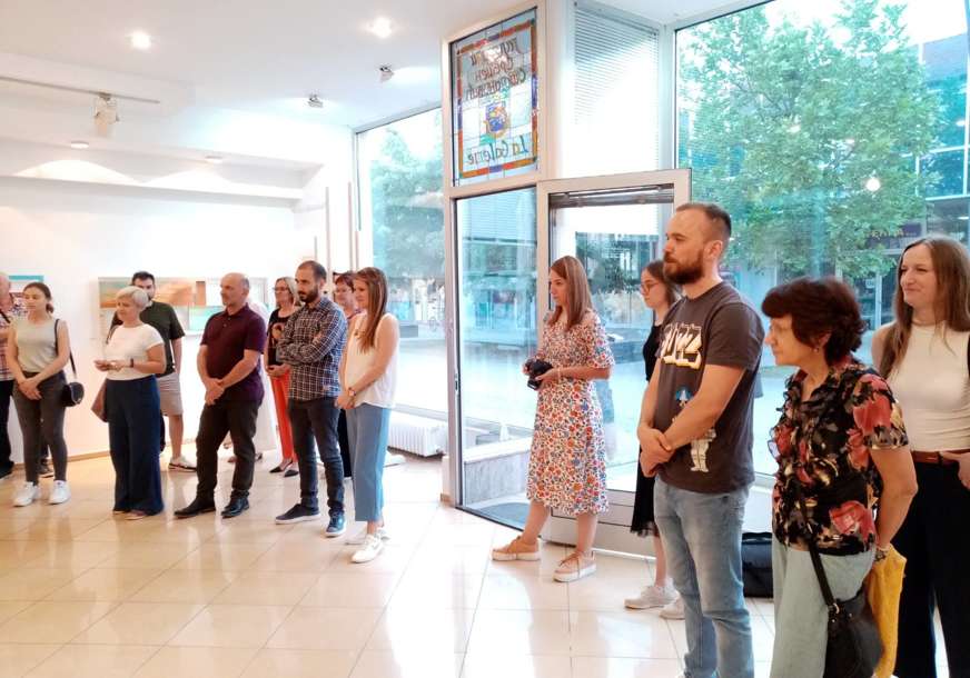 "Bez prirode nema ni čovjeka" Otvorena izložba slika i asamblaža „Koneksa“ Teodore Jurić Miljuš u Prijedoru