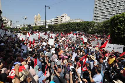 “DOVEO ZEMLJU DO GLADOVANJA” Hiljade ljudi na ulicama protiv predsjednika Tunisa,  traže vraćanje demokratije