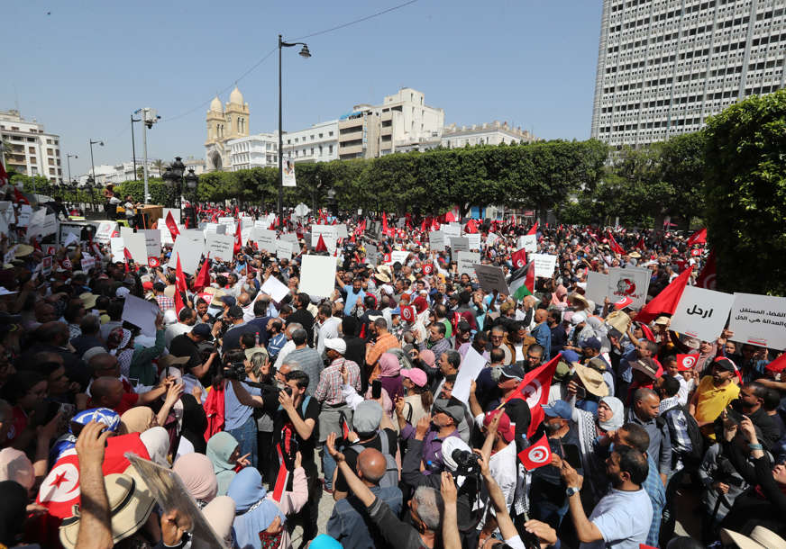 “DOVEO ZEMLJU DO GLADOVANJA” Hiljade ljudi na ulicama protiv predsjednika Tunisa,  traže vraćanje demokratije