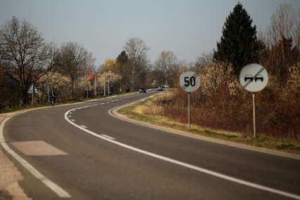 (FOTO) Umjesto dvostruke bijele, PUNA CRVENA LINIJA: Novitet na evropskim putevima, šta to znači za vozače