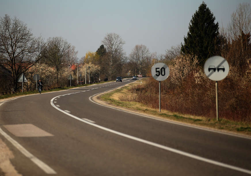 (FOTO) Umjesto dvostruke bijele, PUNA CRVENA LINIJA: Novitet na evropskim putevima, šta to znači za vozače