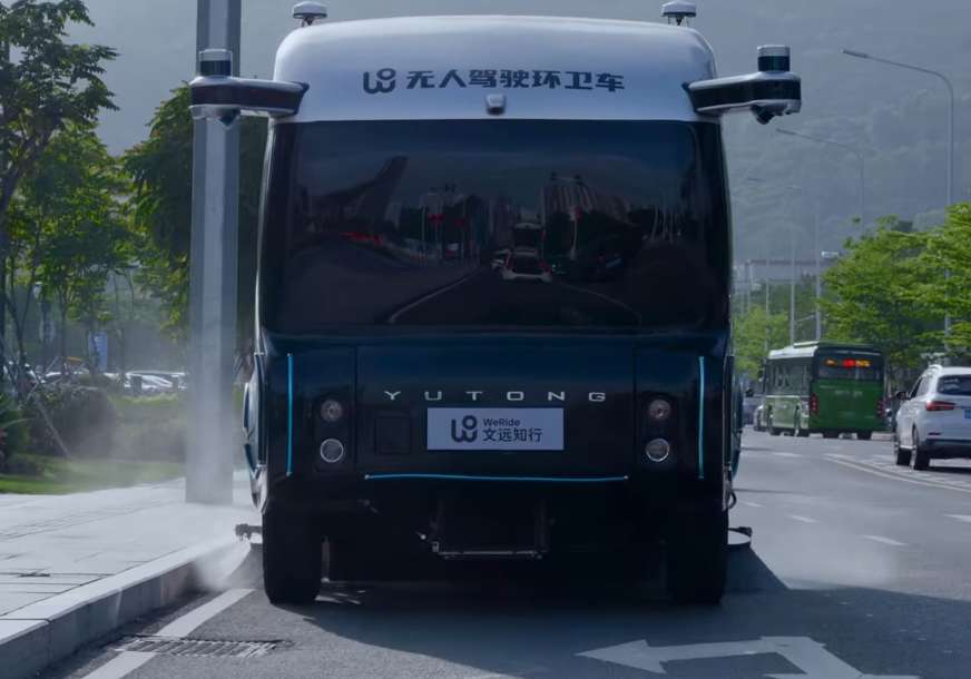 ROBOTI IZLAZE NA ULICE Autonomni kamion Robosviper čisti i dezinficira javne puteve (VIDEO)
