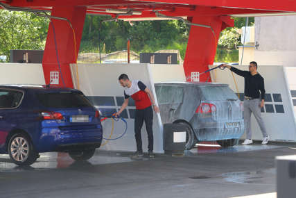 PLATIŠ MARKU, DOBIJEŠ MANJE SEKUNDI U Banjaluci poskupilo i pranje automobila (FOTO)