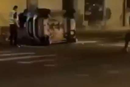 NESTVARNA SCENA POSLIJE UDESA Automobil se prevrnuo, a tri mladića ga vratila kao od šale (VIDEO)