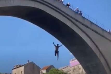 Spasli ga od utapanja: Scene kao iz filma, pogledajte neuspjeli skok sa mosta mladog Amerikanca (VIDEO)