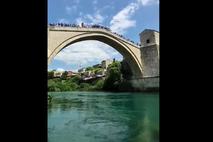 "ZAUSTAVITE RAT!" Skok sa Starog mosta u Mostaru za mir u Ukrajini (VIDEO)