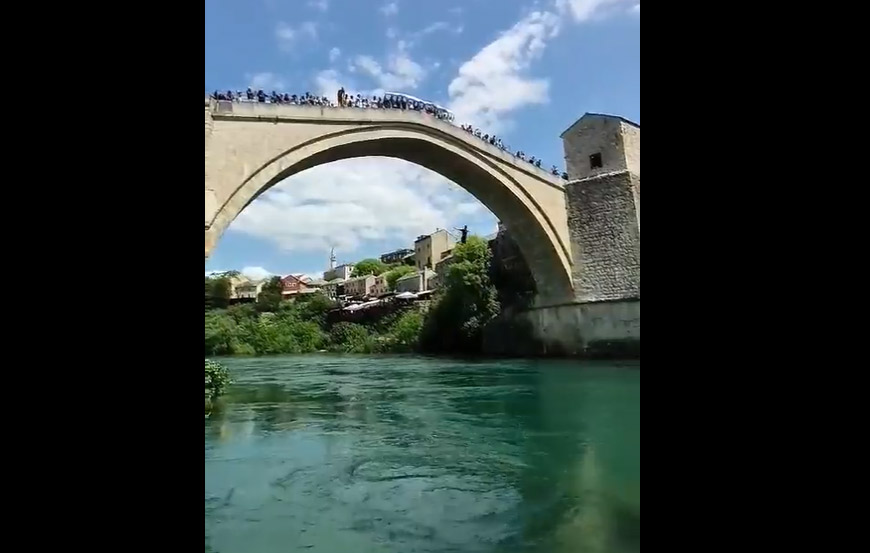 "ZAUSTAVITE RAT!" Skok sa Starog mosta u Mostaru za mir u Ukrajini (VIDEO)