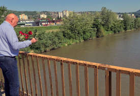 STRADALO 11 LJUDI Spuštene ruže u rijeku Bosnu kao znak sjećanja na stradale u majskim poplavama