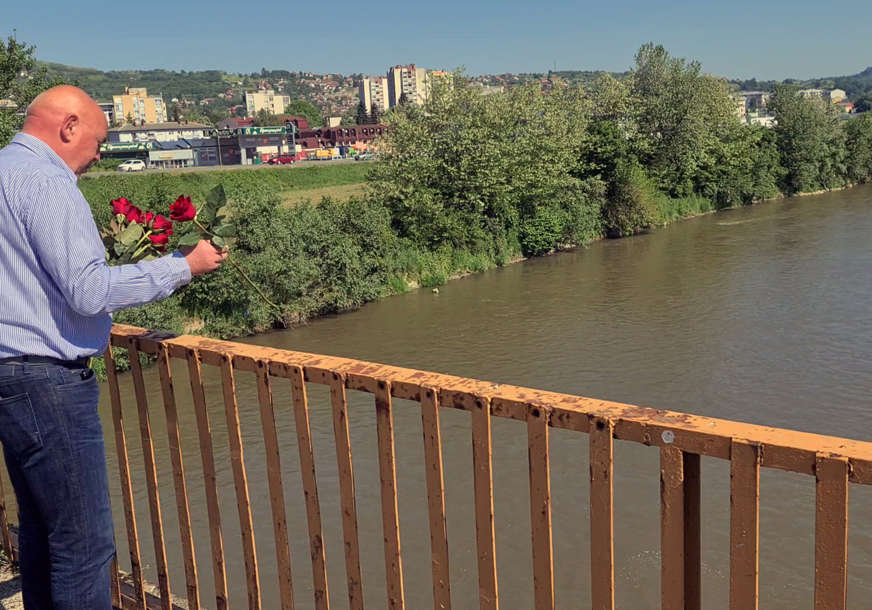STRADALO 11 LJUDI Spuštene ruže u rijeku Bosnu kao znak sjećanja na stradale u majskim poplavama