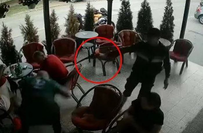 ŠOKANTAN SNIMAK Napadač s kačketom dva puta pokušao da ubije muškarca u kafiću (VIDEO)