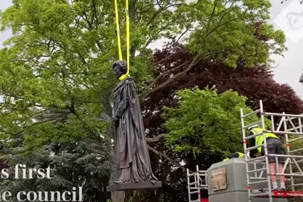 Postavljen spomenik Margaret Tačer: Građani ga gađali jajima neposredno nakon otkrivanja