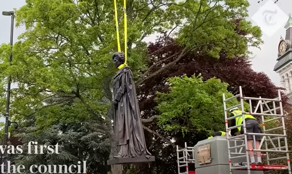 Postavljen spomenik Margaret Tačer: Građani ga gađali jajima neposredno nakon otkrivanja