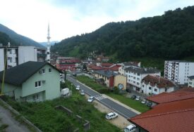 ISTI POVOD, ISTI GRAD Nakon srpske delegacije u Srebrenicu stižu i bošnjački funkcioneri