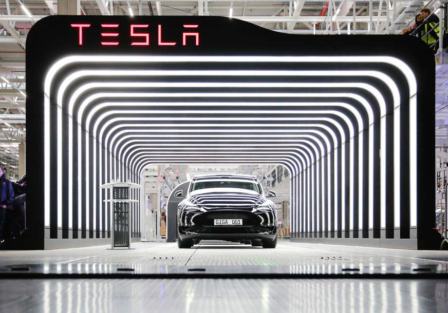 OZBILJAN PROBLEM "Tesla" povlači 130.000 vozila zbog otkazivanja ekrana