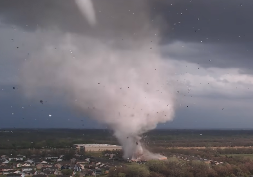 Dronovi sve snimili: Razorani tornado nosio kuće i automobile (VIDEO)