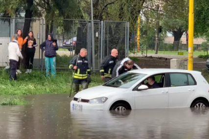 BRZOM INTERVENCIJOM IZBJEGNUTA TRAGEDIJA Tuzlanski vatrogasci spasili djecu iz automobila pod vodom (VIDEO)