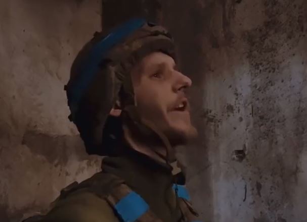 Ko pjeva zlo ne misli: Dok su se čule eksplozije Ukrajinski vojnik izvodio pobjedničku pjesmu Evrosonga (VIDEO)